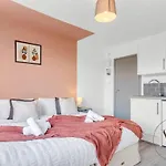 Sienna Longton Studio 2D - Wi-Fi, Alton Towers, Netflix