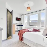 Sienna Longton Studio 2D - Wi-Fi, Alton Towers, Netflix