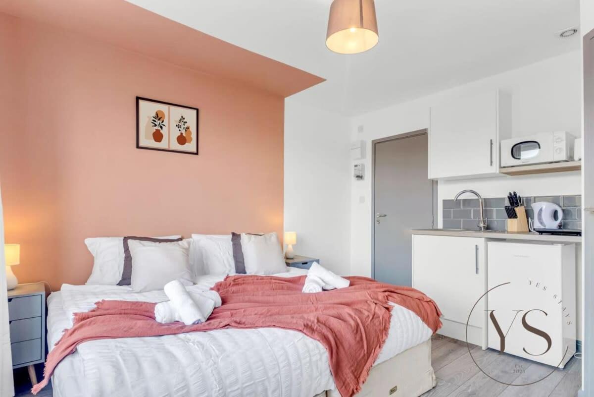 Sienna Longton 2d - Wi-fi, Alton Towers, Netflix Stoke-on-Trent